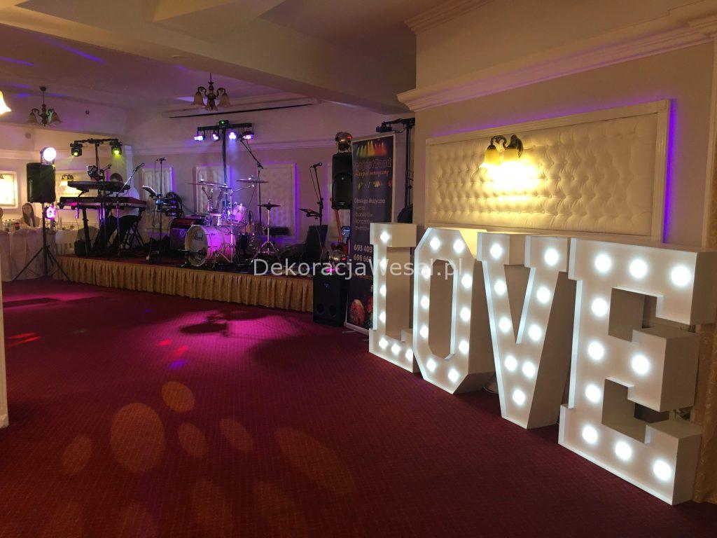 Napis LOVE broadway - wypozyczenie-dekoracji, oswietlenie-dekoracyjne - www.dekoracjawesel.pl
