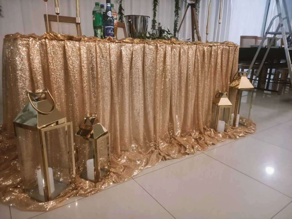 Materiał cekinowy Złoty - wypozyczenie-dekoracji, tkaniny-i-tekstylia-dekoracyjne, dodatki-dekoracyjne, dekoracja-stolow - www.dekoracjawesel.pl